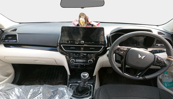 2025 Mahindra XUV 3XO AX5L 1.2 TGDi, Petrol, Manual, 1,985 km, interior