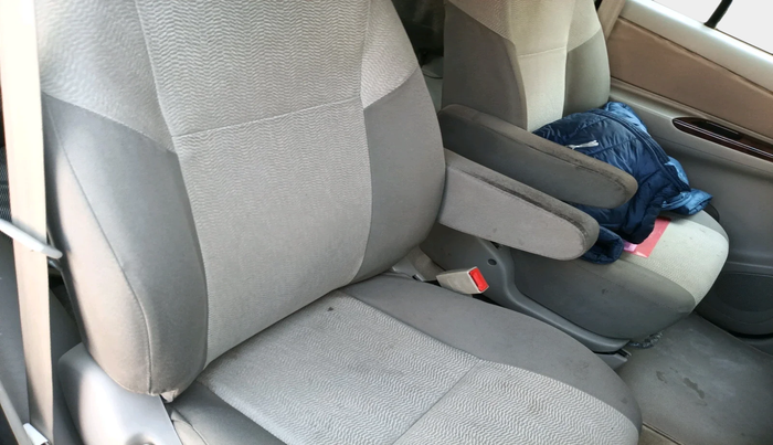 2012 Toyota Innova 2.5 VX 7 STR, Diesel, Manual, 94,948 km, interior