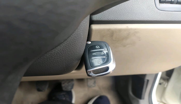 2011 Volkswagen Vento TRENDLINE DIESEL 1.6, Diesel, Manual, 1,71,674 km, interior