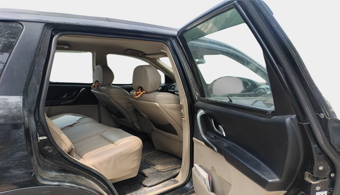 2016 Mahindra XUV500 W6, Diesel, Manual, 1,41,421 km, interior