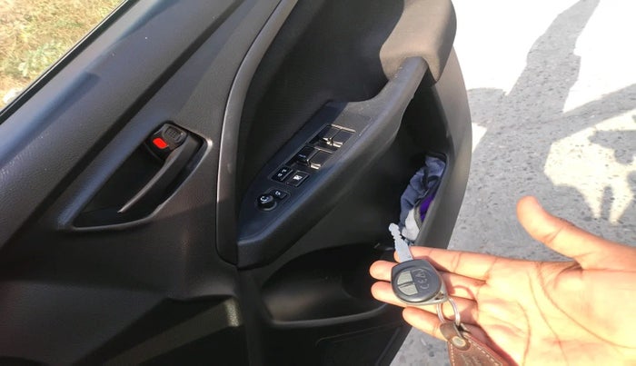 2022 Maruti BREZZA VXI SMART HYBRID, Petrol, Manual, 21,321 km, interior