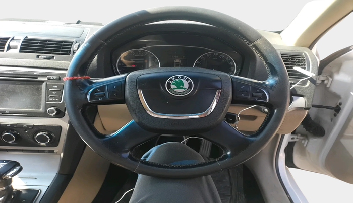 2013 Skoda Laura AMBIENTE 2.0 TDI CR AT, Diesel, Automatic, 1,14,354 km, interior