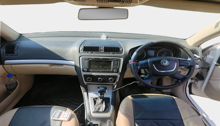 2013 Skoda Laura AMBIENTE 2.0 TDI CR AT, Diesel, Automatic, 1,14,354 km, interior