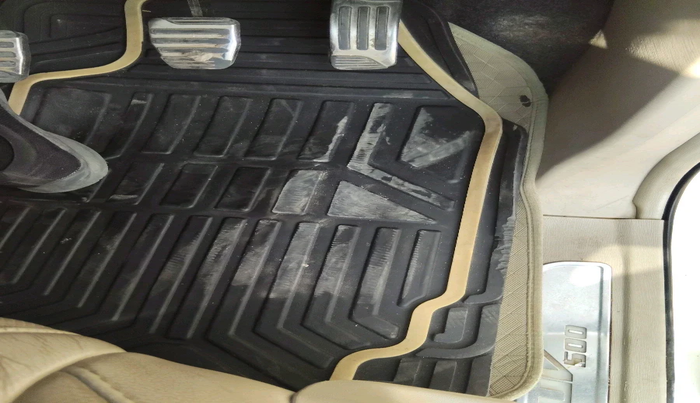 2017 Mahindra XUV500 W10, Diesel, Manual, 2,11,762 km, interior