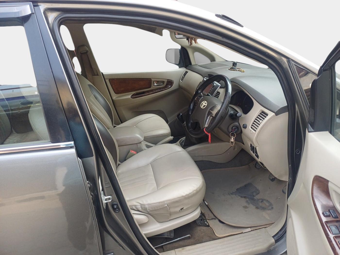 2014 Toyota Innova 2.5 VX 8 STR, Diesel, Manual, 2,01,625 km, interior