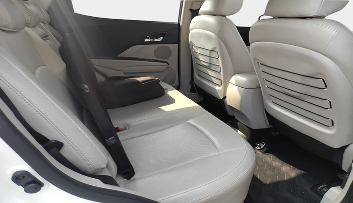 2022 Mahindra XUV300 W8 (O) 1.2 PETROL, Petrol, Manual, 21,390 km, interior