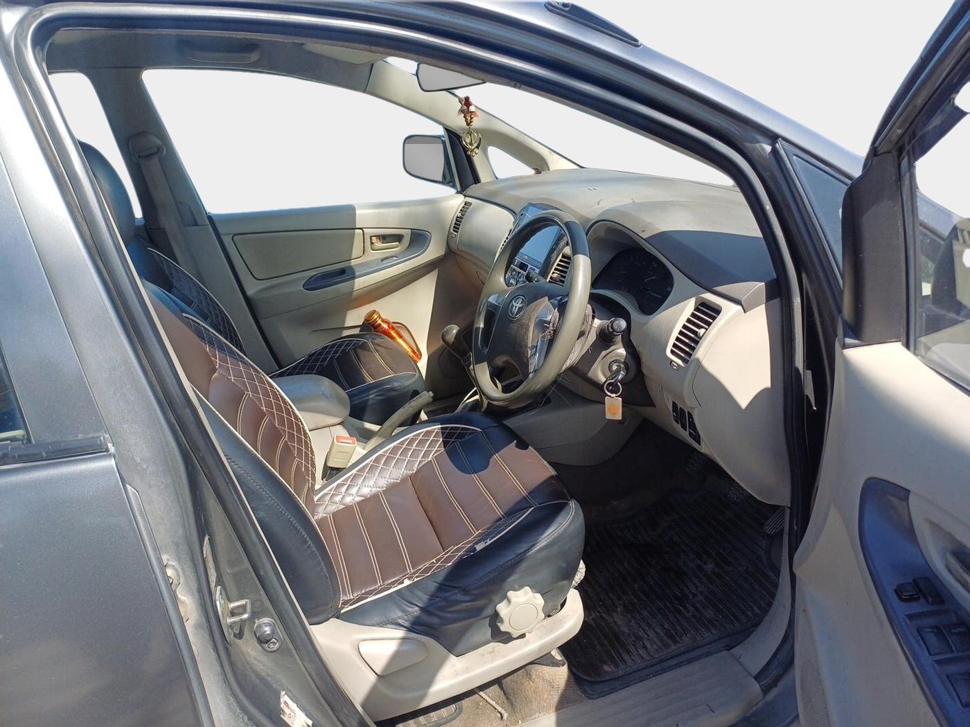 2012 Toyota Innova GX 2.5 8 STR, Diesel, Manual, 1,79,040 km, interior