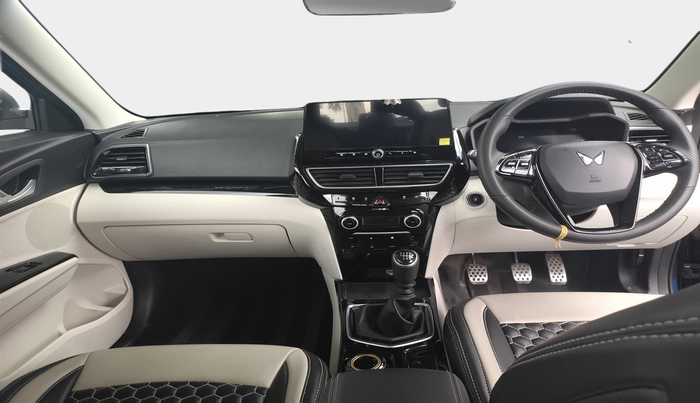 2024 Mahindra XUV300 W6 1.2 PETROL, Petrol, Manual, 10,465 km, interior