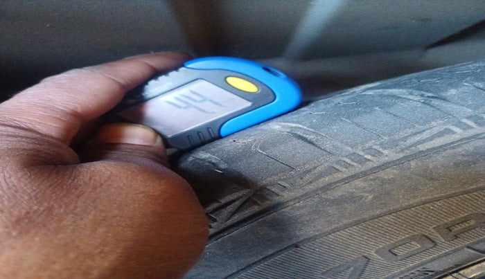 2016 Volkswagen Vento HIGHLINE DIESEL 1.5, Diesel, Manual, 2,01,000 km, tyre