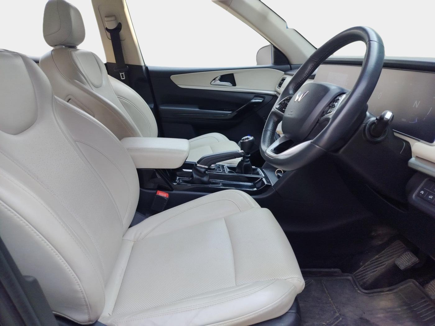 2022 Mahindra XUV700 AX 7 P MT 7 STR, Petrol, Manual, 52,633 km, interior