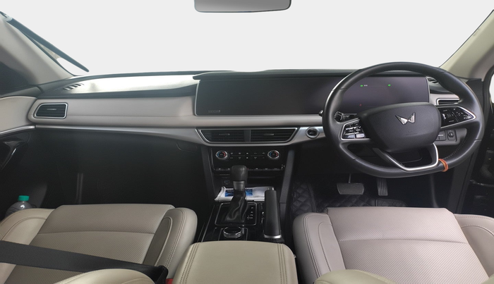 2023 Mahindra XUV700 AX 7 D AT 7 STR, Diesel, Automatic, 26,311 km, interior