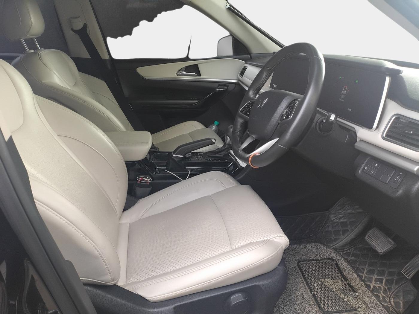 2023 Mahindra XUV700 AX 7 D AT 7 STR, Diesel, Automatic, 26,311 km, interior