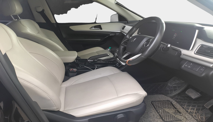 2023 Mahindra XUV700 AX 7 D AT 7 STR, Diesel, Automatic, 26,311 km, interior