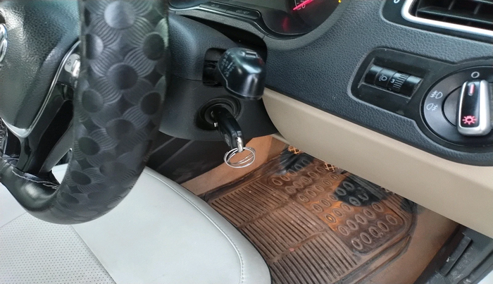 2015 Volkswagen Polo HIGHLINE1.5L, Diesel, Manual, 1,49,758 km, interior