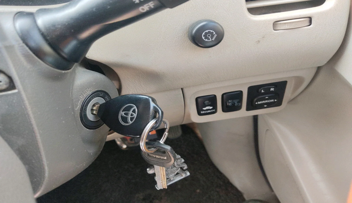 2013 Toyota Innova 2.5 VX 8 STR, Diesel, Manual, 1,83,703 km, interior