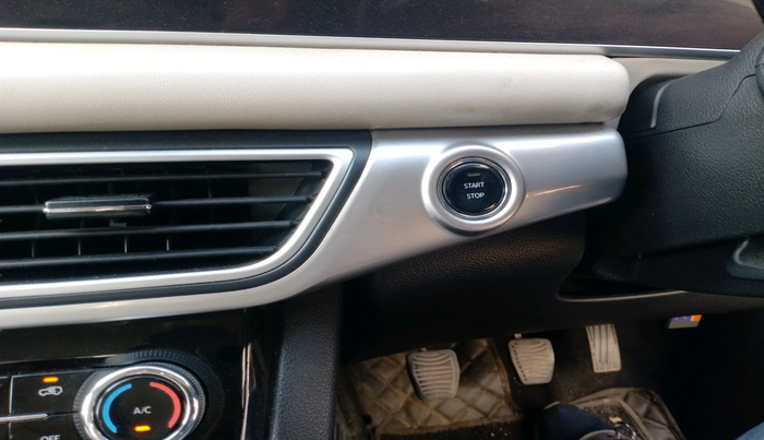 2023 Mahindra XUV700 AX 7 P MT 7 STR, Petrol, Manual, 57,787 km, interior