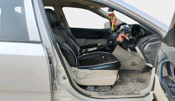 2015 Mahindra XUV500 W4, Diesel, Manual, 1,63,042 km, interior