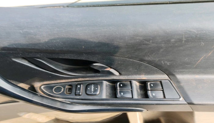 2015 Mahindra XUV500 W4, Diesel, Manual, 1,63,042 km, interior