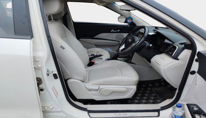 2022 Mahindra XUV300 W8 (O) 1.5 DIESEL, Diesel, Manual, 56,597 km, interior