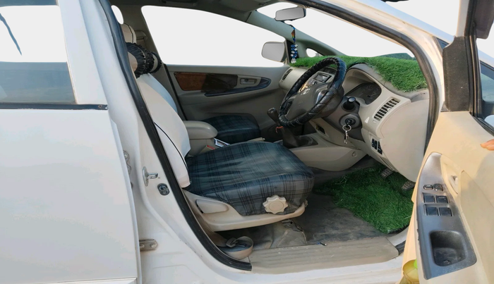 2014 Toyota Innova 2.5 GX 8 STR, Diesel, Manual, 1,78,565 km, interior