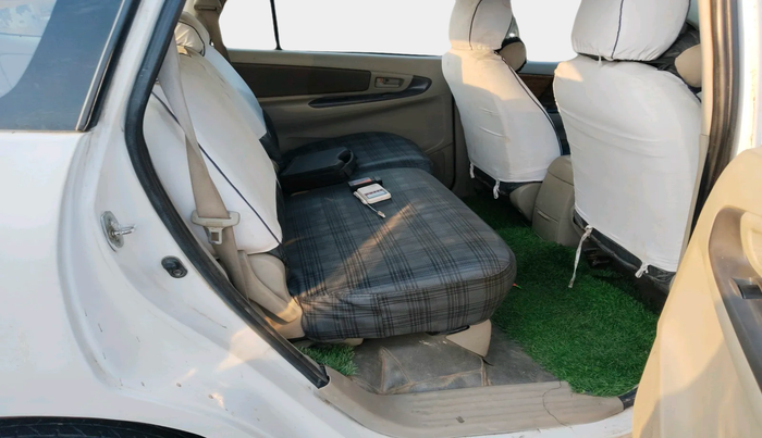 2014 Toyota Innova 2.5 GX 8 STR, Diesel, Manual, 1,78,565 km, interior