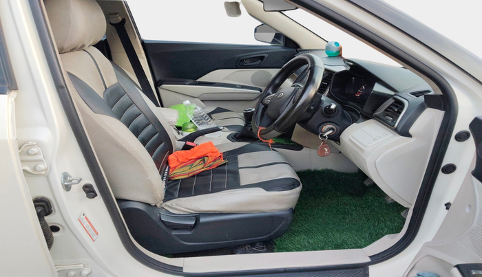 2019 Mahindra XUV300 W6 1.2 PETROL, Petrol, Manual, 74,888 km, interior