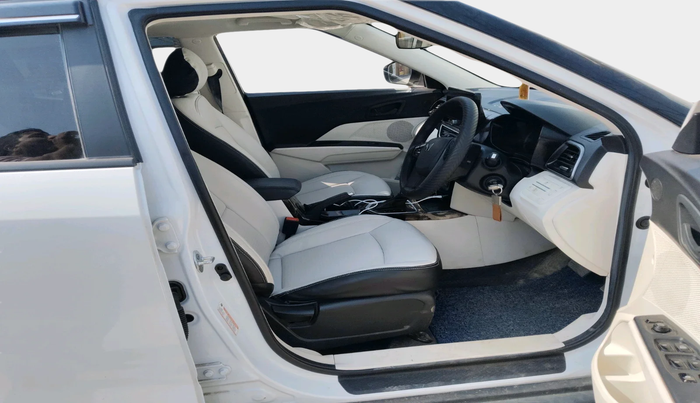 2024 Mahindra XUV 3XO MX3 1.2 L TCMPFI AT, Petrol, Automatic, 6,554 km, interior