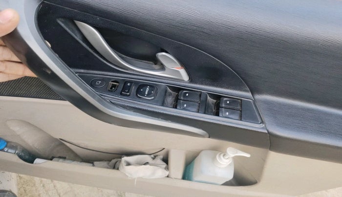 2015 Mahindra XUV500 W10, Diesel, Manual, 1,31,500 km, interior