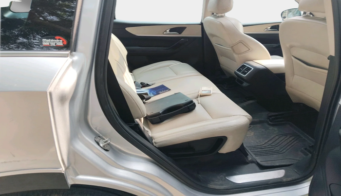 2022 Mahindra XUV700 AX 7 P MT 7 STR, Petrol, Manual, 35,166 km, interior