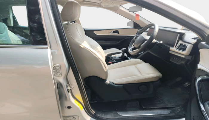 2022 Mahindra XUV700 AX 7 P MT 7 STR, Petrol, Manual, 35,166 km, interior