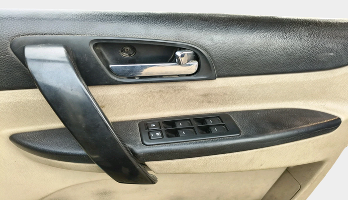 2012 Tata Safari Storme 2.2 LX 4X2, Diesel, Manual, 2,39,181 km, interior