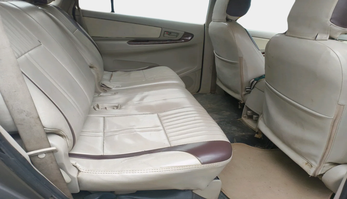 2010 Toyota Innova 2.5 G4 7 STR, Diesel, Manual, 2,38,945 km, interior