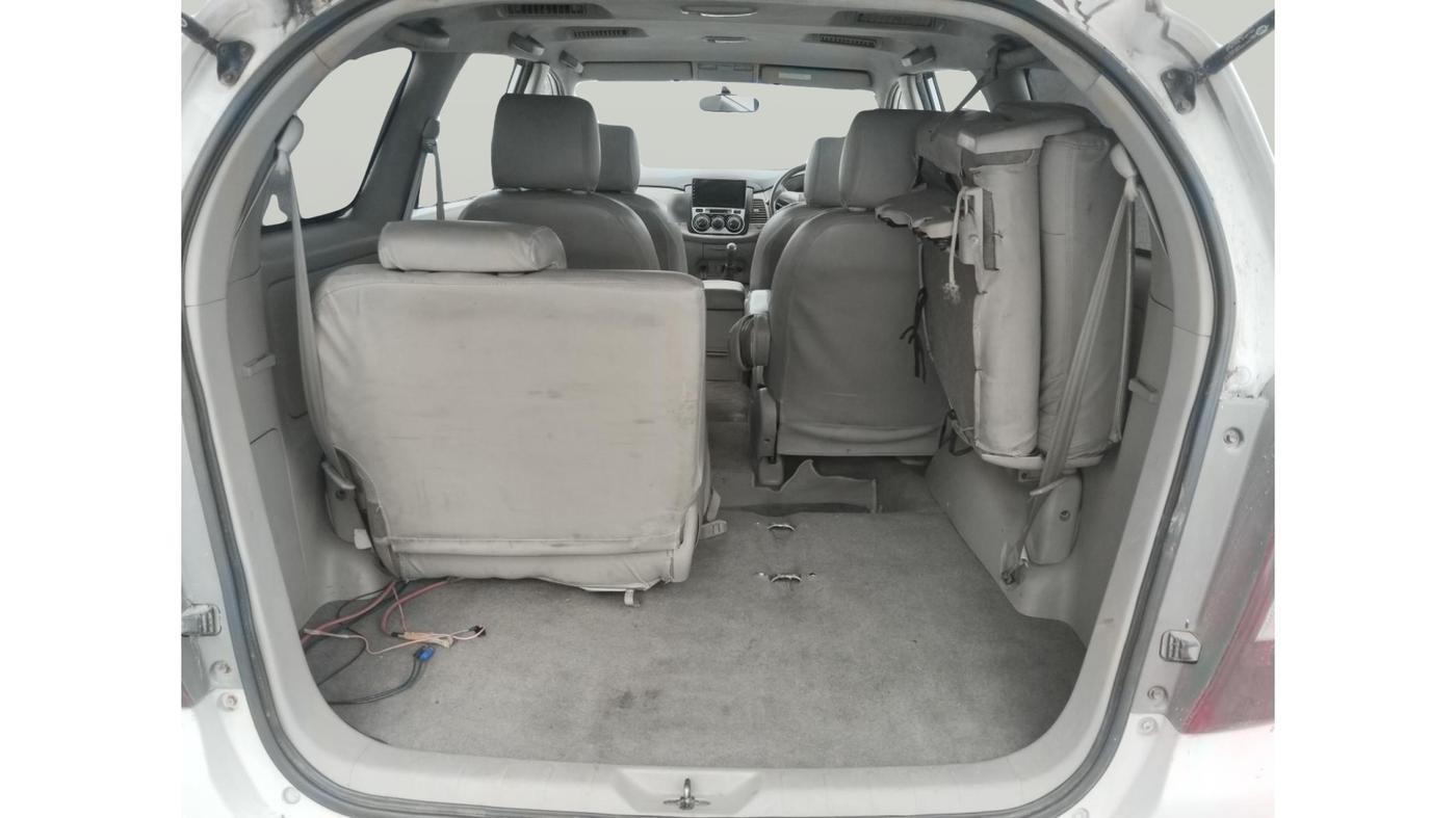 2013 Toyota Innova 2.5 GX 8 STR, Diesel, Manual, 1,65,874 km, exterior
