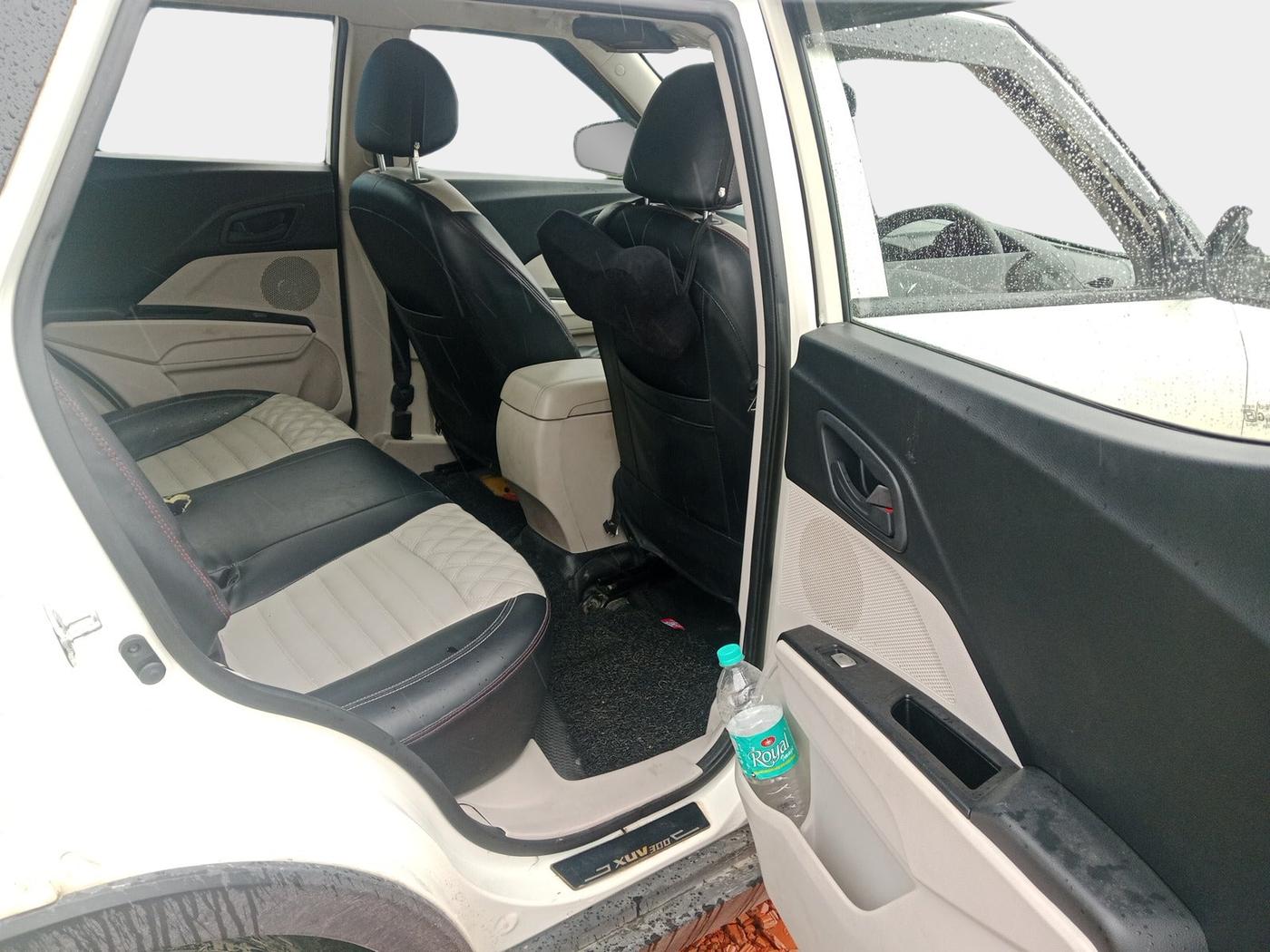2023 Mahindra XUV300 W4 1.2 PETROL, Petrol, Manual, 61,118 km, interior