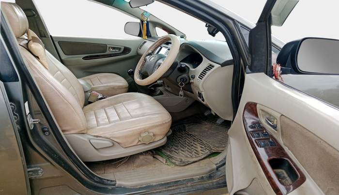 2013 Toyota Innova 2.5 VX 8 STR, Diesel, Manual, 1,78,762 km, interior
