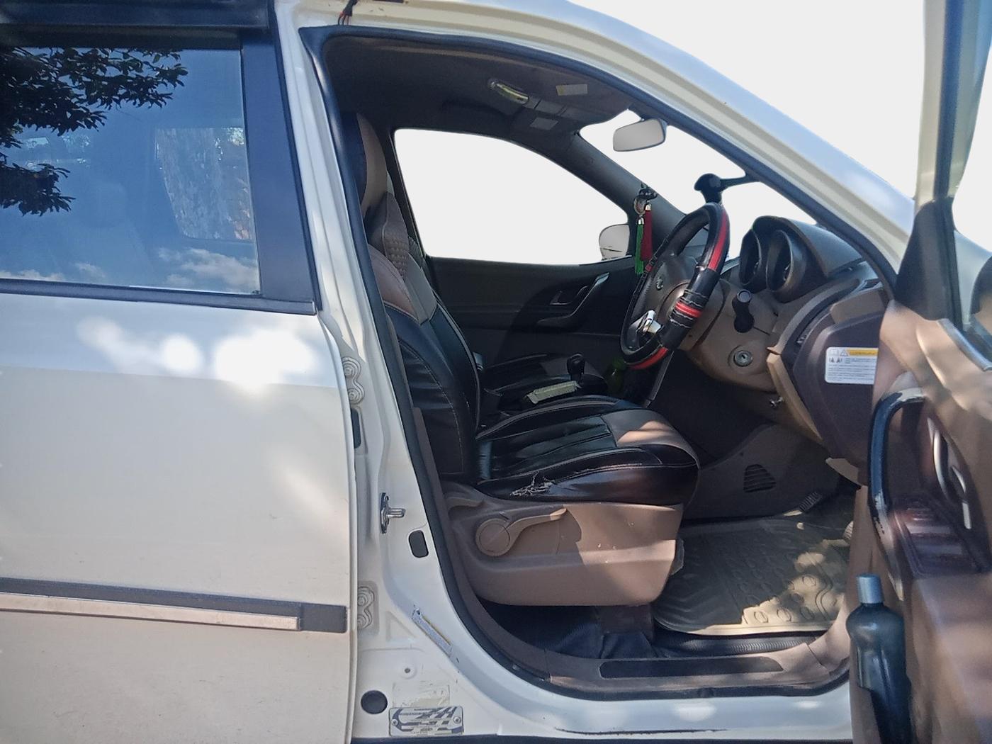 2012 Mahindra XUV500 W8, Diesel, Manual, 1,02,105 km, interior