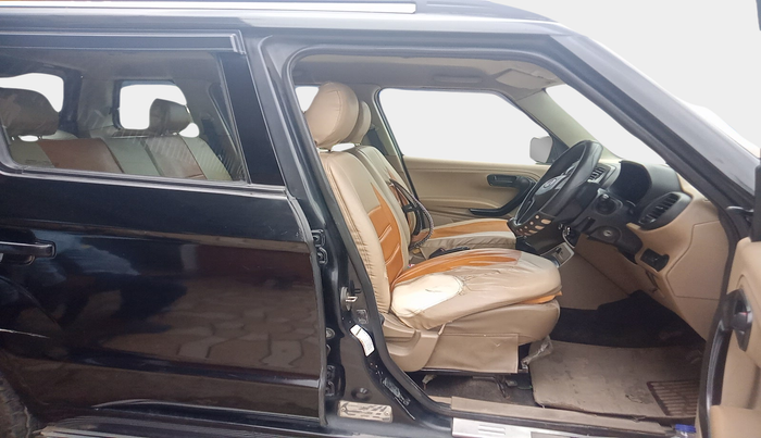 2015 Mahindra TUV300 T6, Diesel, Manual, 1,67,048 km, interior