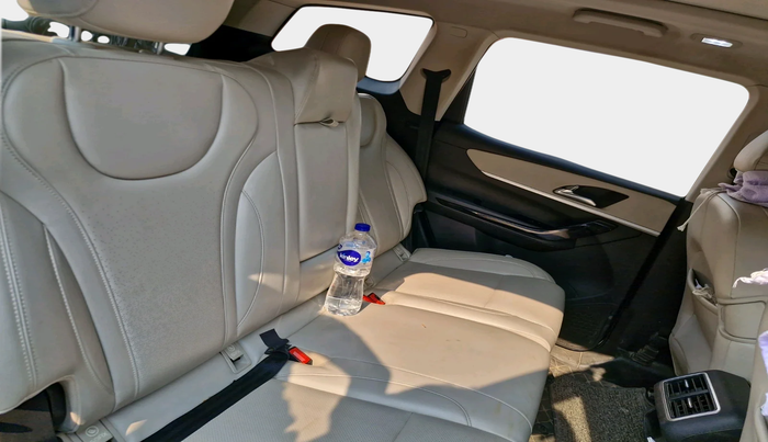 2022 Mahindra XUV700 AX 7 D AT AWD 7 STR, Diesel, Automatic, 75,819 km, interior