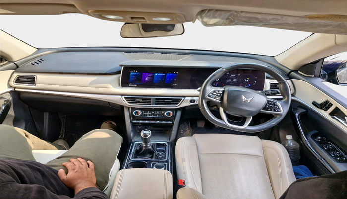 2022 Mahindra XUV700 AX 7 LUXURY D MT 7 STR, Diesel, Manual, 1,10,903 km, interior