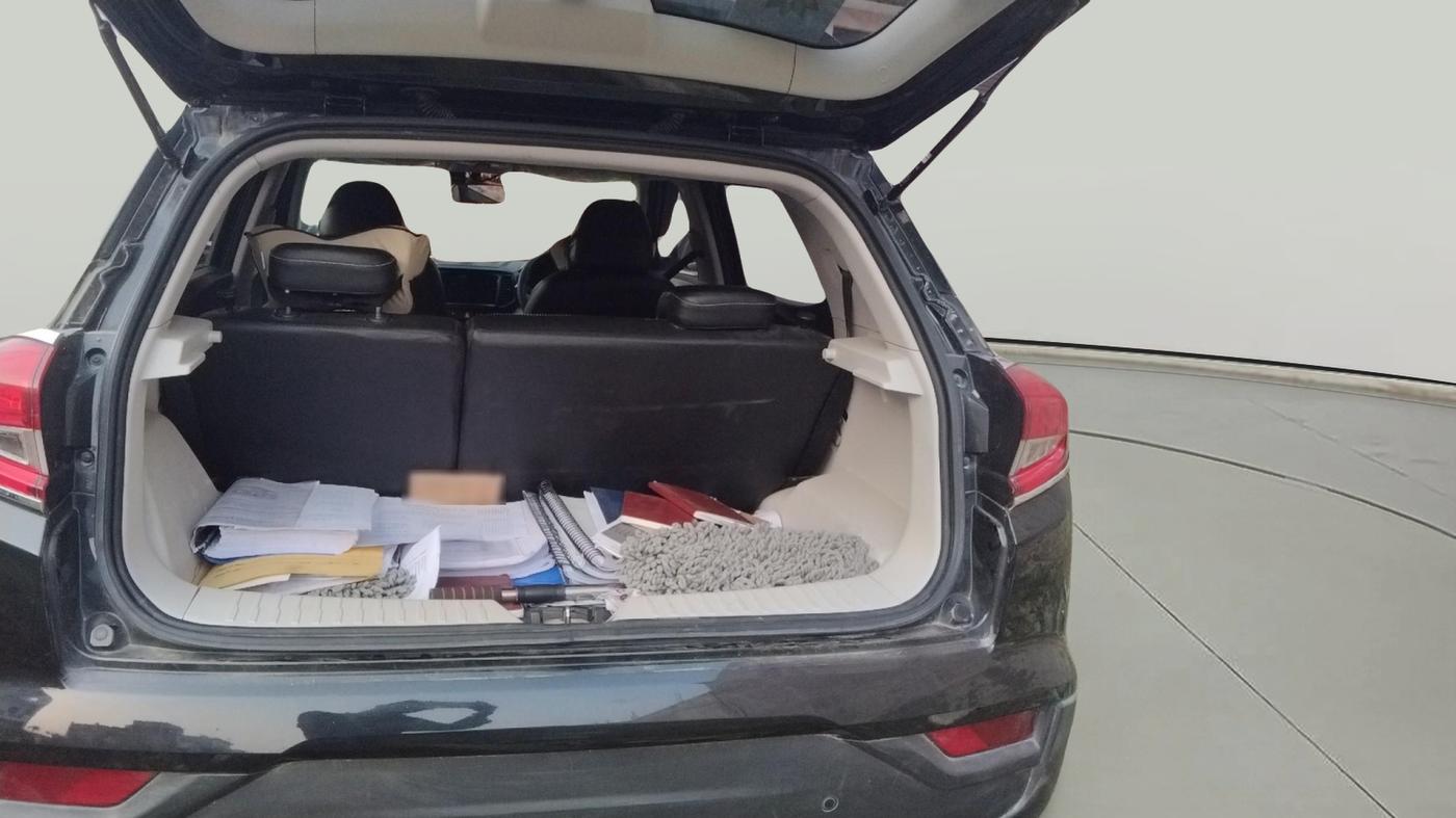 2024 Mahindra XUV300 W6 1.2 PETROL, Petrol, Manual, 28,572 km, exterior