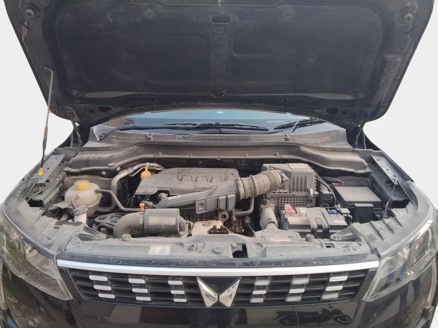 2024 Mahindra XUV300 W6 1.2 PETROL, Petrol, Manual, 28,572 km, exterior