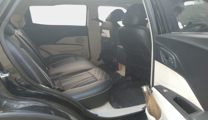 2024 Mahindra XUV300 W6 1.2 PETROL, Petrol, Manual, 28,572 km, interior