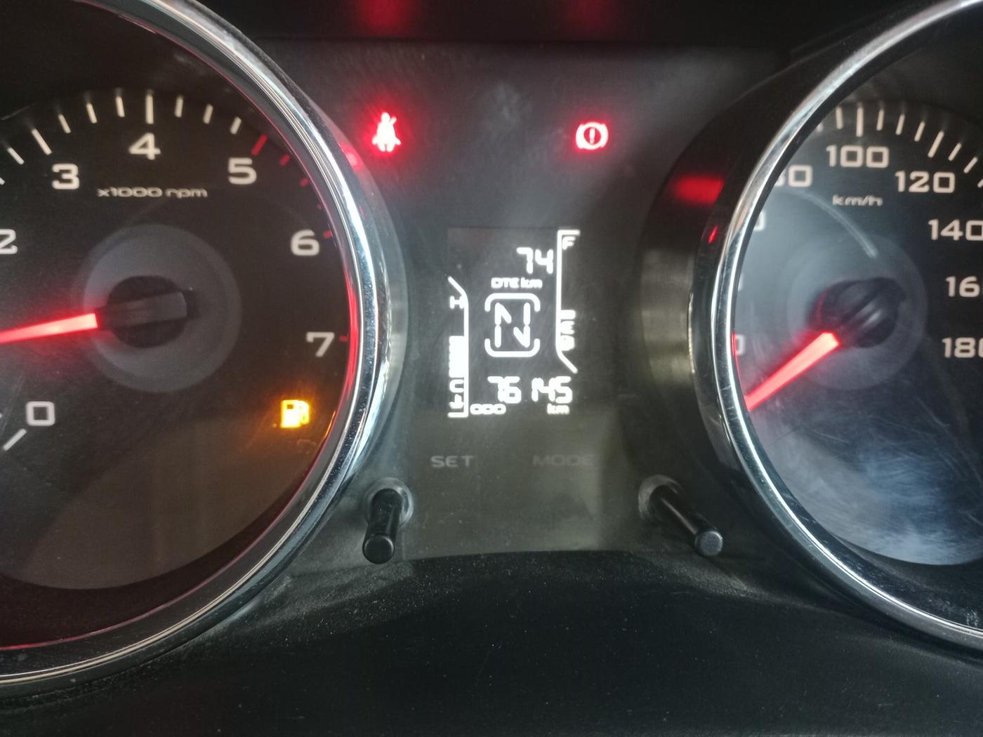 2020 Mahindra TUV300 T10, Diesel, Manual, 76,500 km, interior