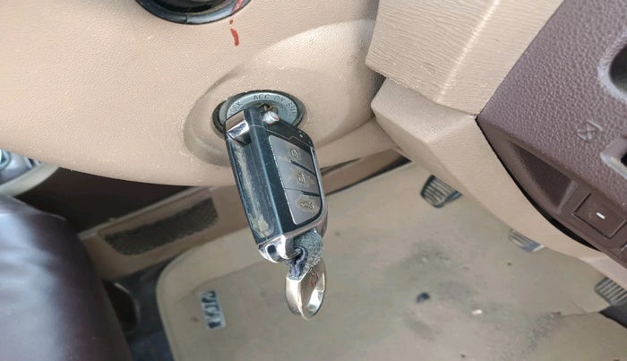 2014 Mahindra XUV500 W6, Diesel, Manual, 1,03,890 km, interior