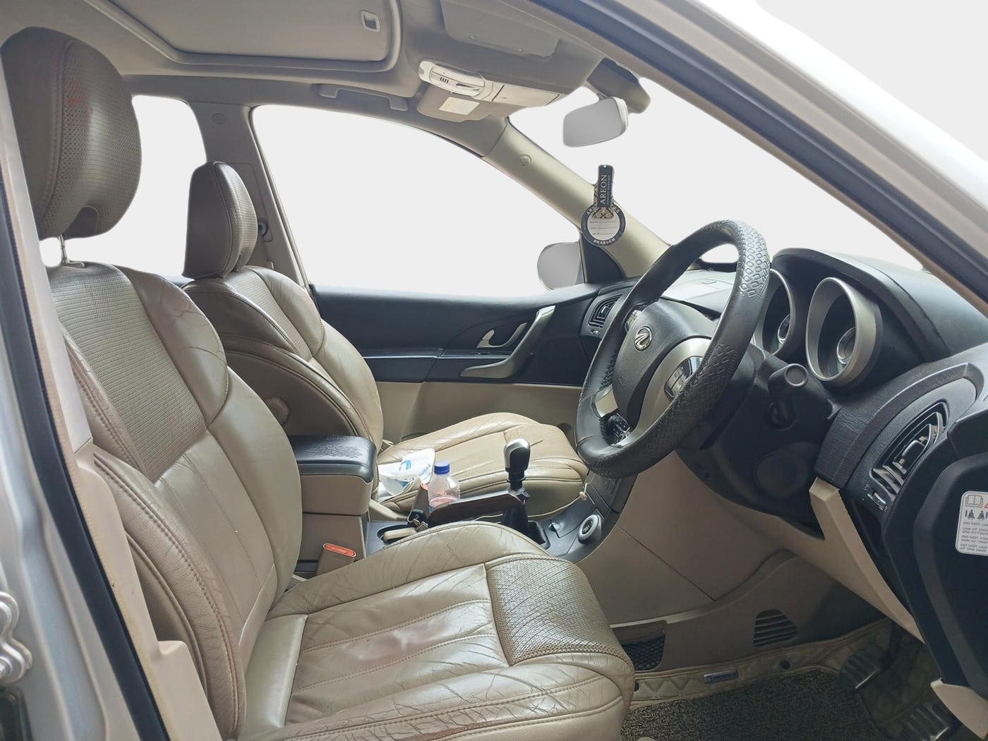 2016 Mahindra XUV500 W10, Diesel, Manual, 1,05,000 km, interior