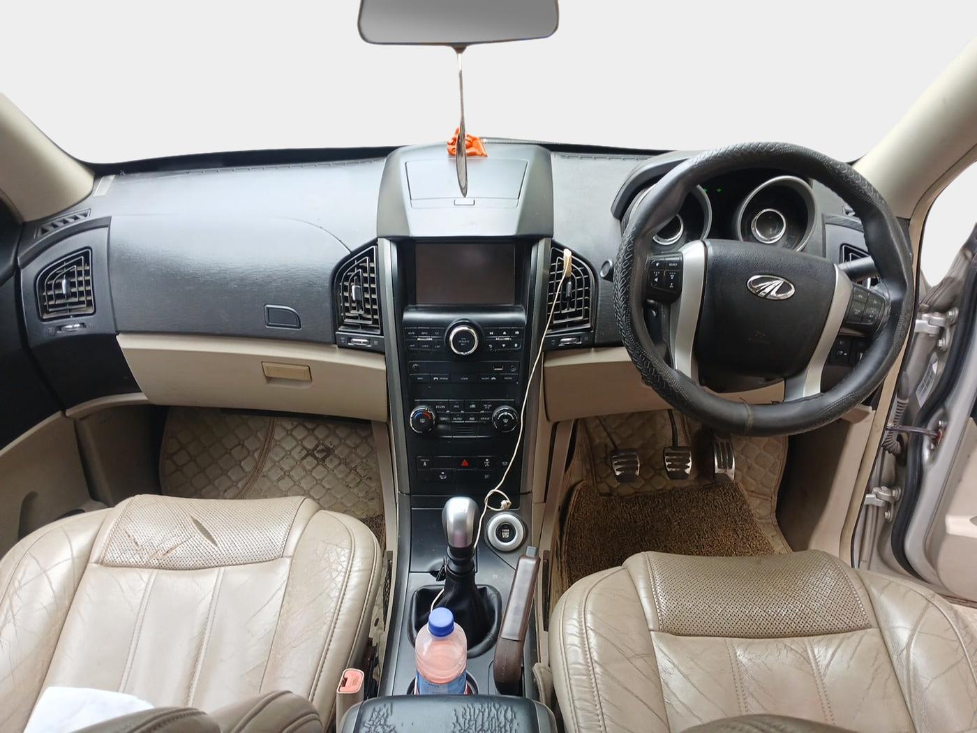 2016 Mahindra XUV500 W10, Diesel, Manual, 1,05,000 km, interior