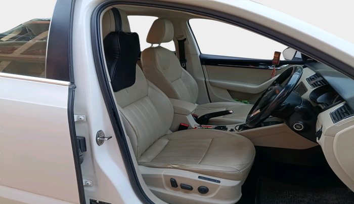 2017 Skoda Octavia 2.0 TDI L&K AT, Diesel, Automatic, 1,26,729 km, interior