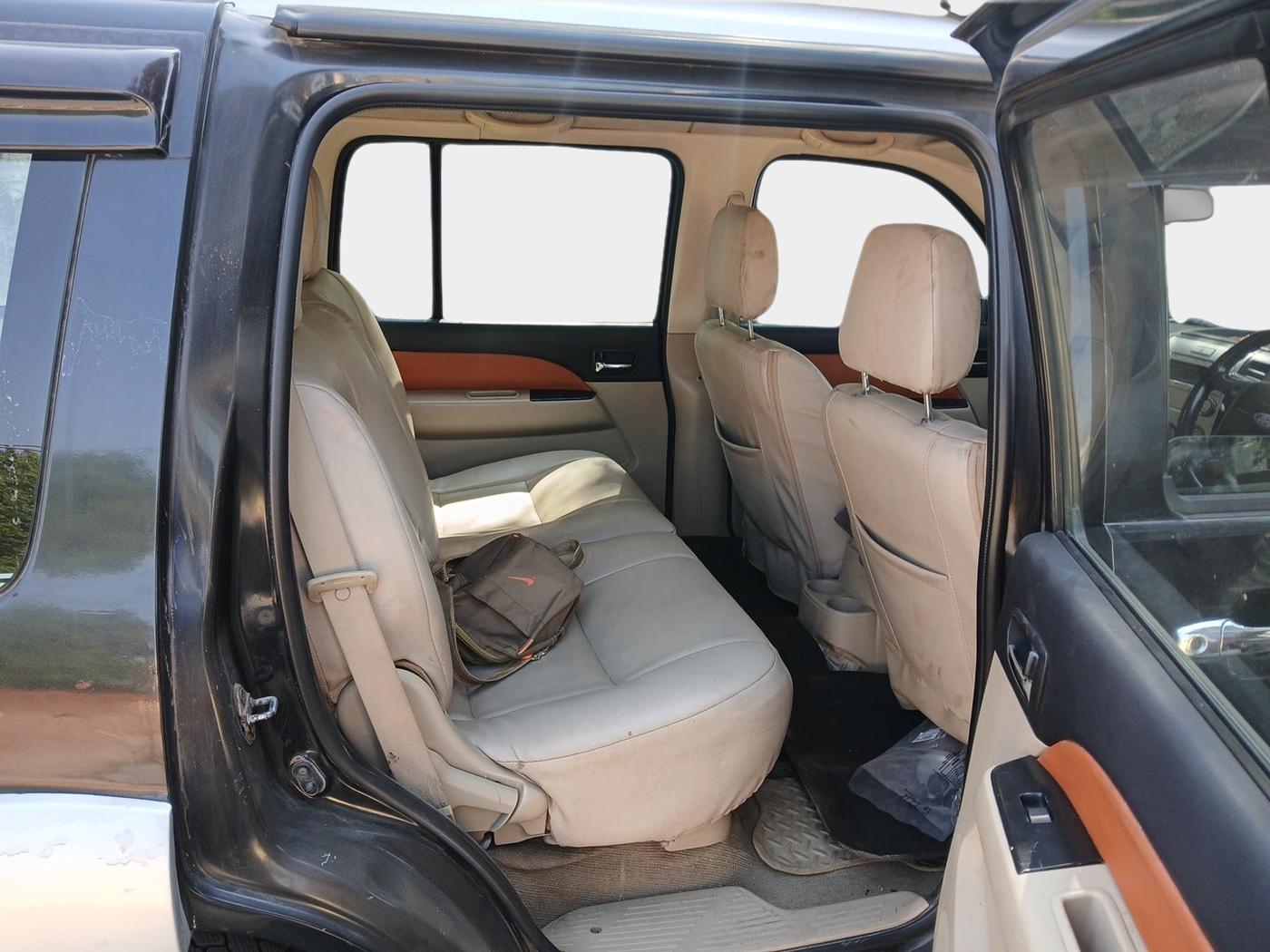 2010 Ford Endeavour 2.5L 4X2 MT, Diesel, Manual, 1,14,006 km, interior