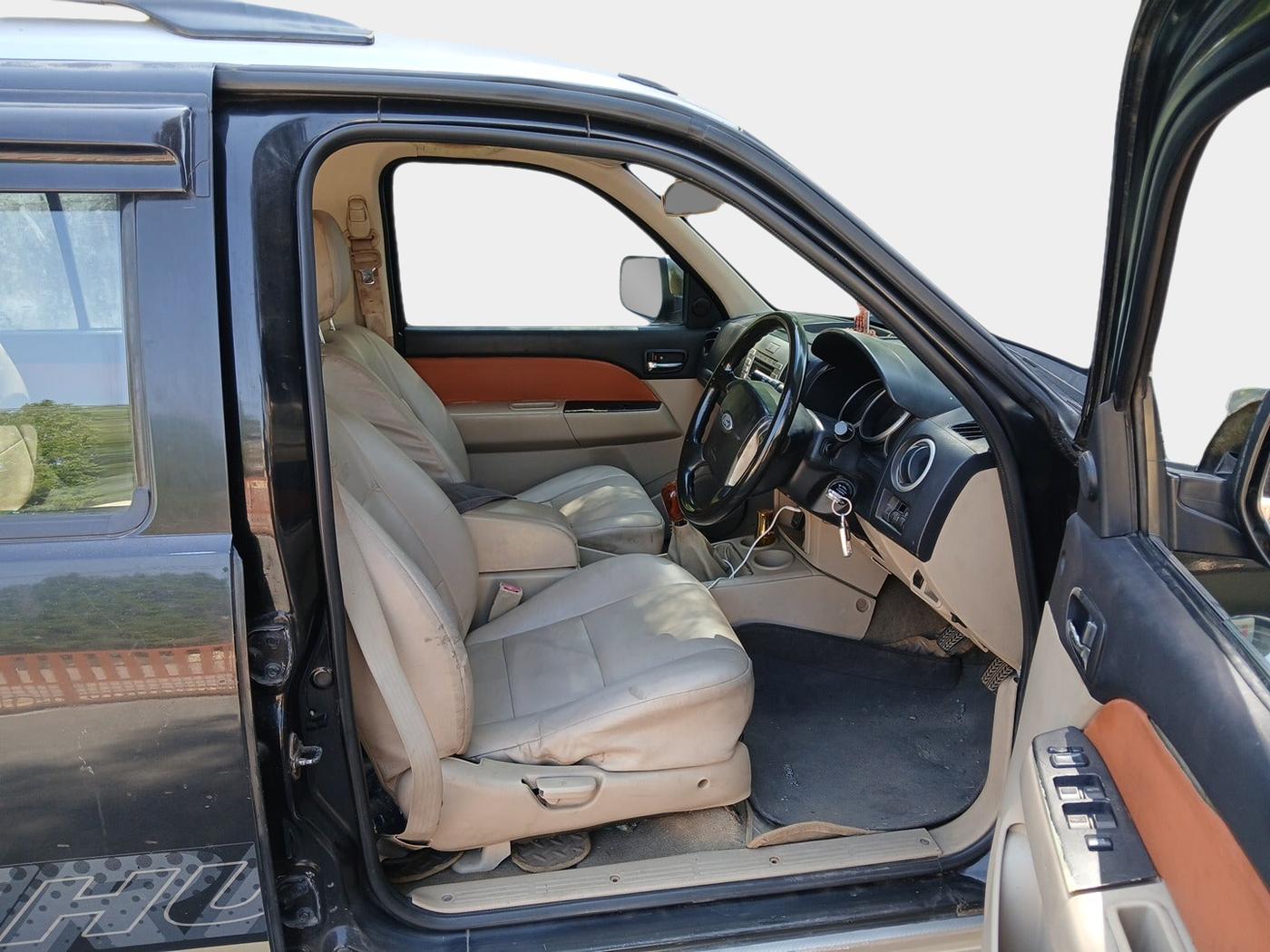 2010 Ford Endeavour 2.5L 4X2 MT, Diesel, Manual, 1,14,006 km, interior