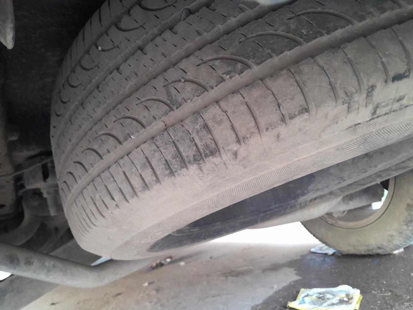 2012 Mahindra XUV500 W8, Diesel, Manual, 1,42,449 km, tyre